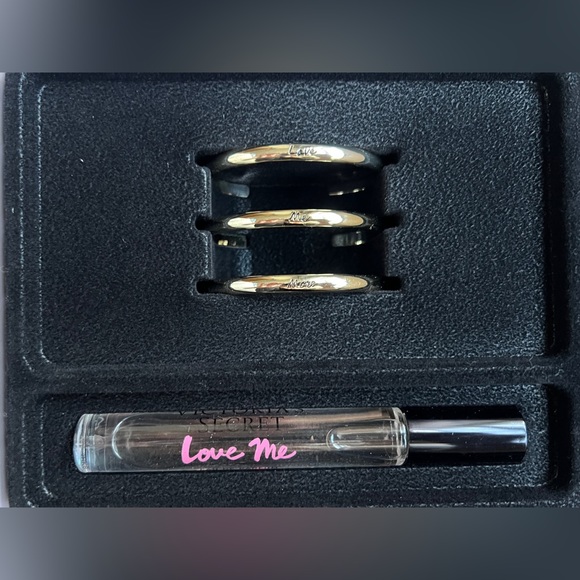 Victoria’s Secret | ‘Love Me’ Bracelet Gift Set - Picture 4 of 7